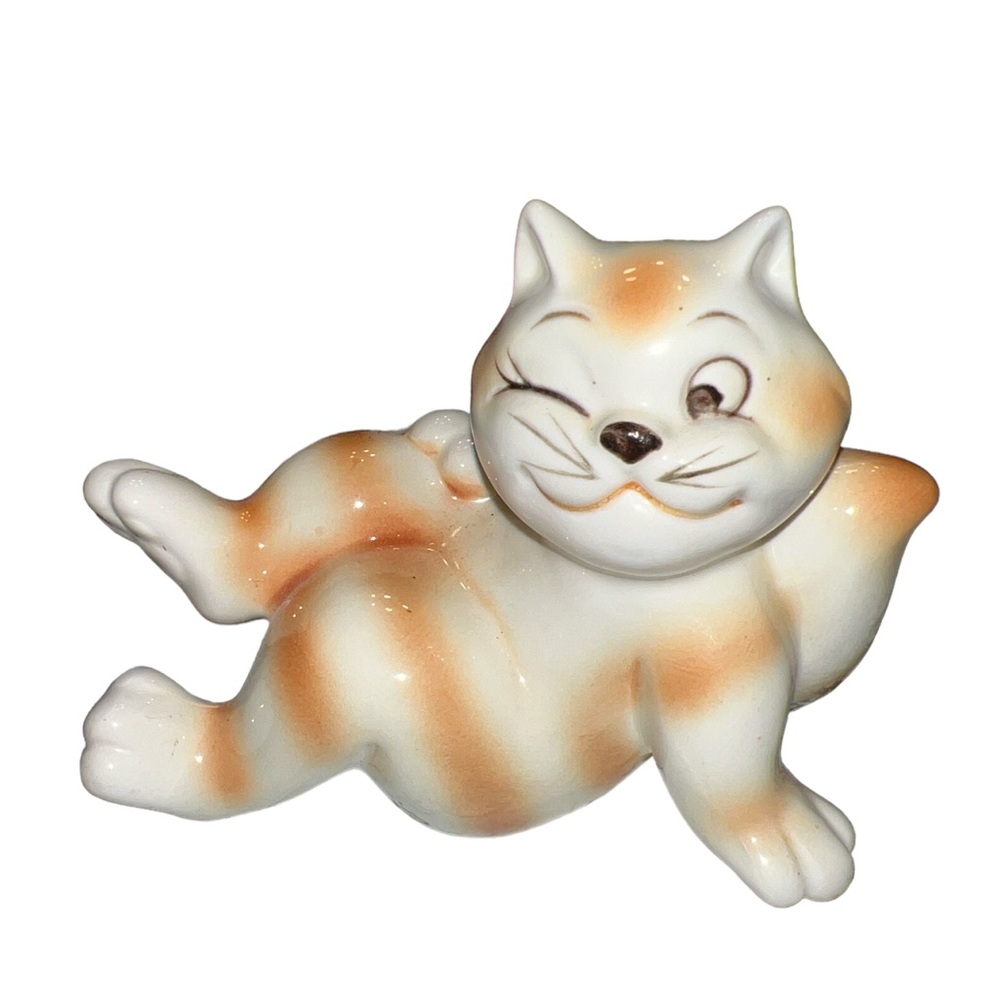 Vtg Quon Quon Japan Winking anthropomorphic Tabby Cat Ceramic kitschy Figurine